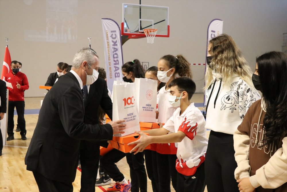 Niğde'de Müsabakalarda Dereceye Giren Sporculara Spor Malzemesi Dağıtıldı
