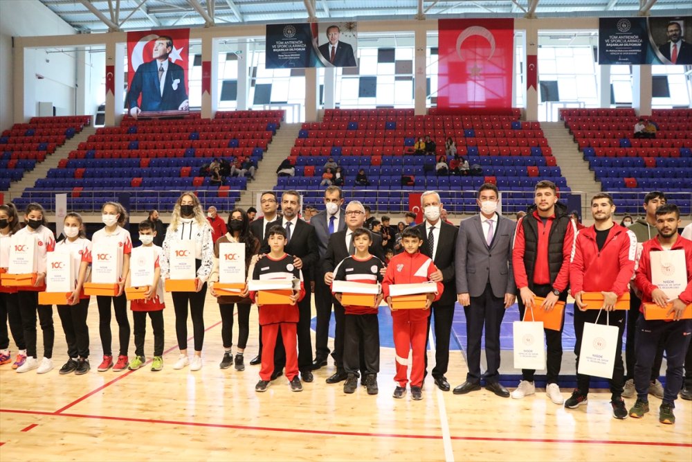 Niğde'de Müsabakalarda Dereceye Giren Sporculara Spor Malzemesi Dağıtıldı