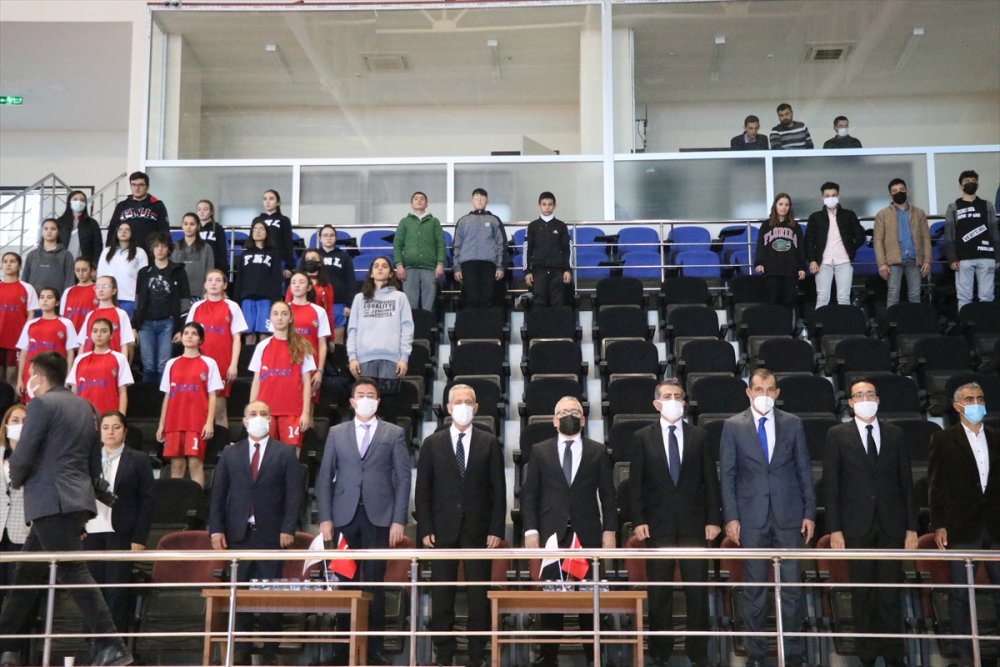 Niğde'de Müsabakalarda Dereceye Giren Sporculara Spor Malzemesi Dağıtıldı