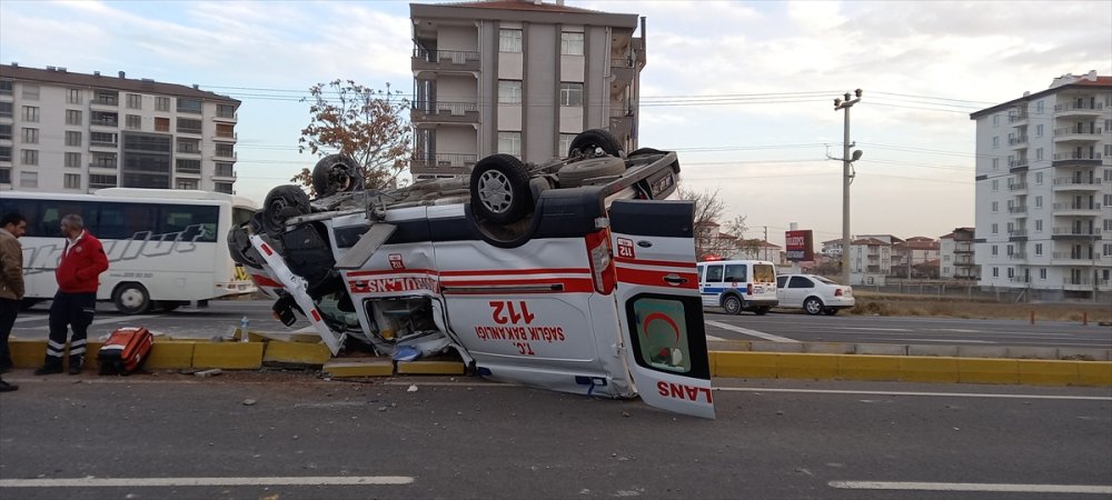 Aksaray'da Ambulans Görev Sırasında Kaza Yaptı