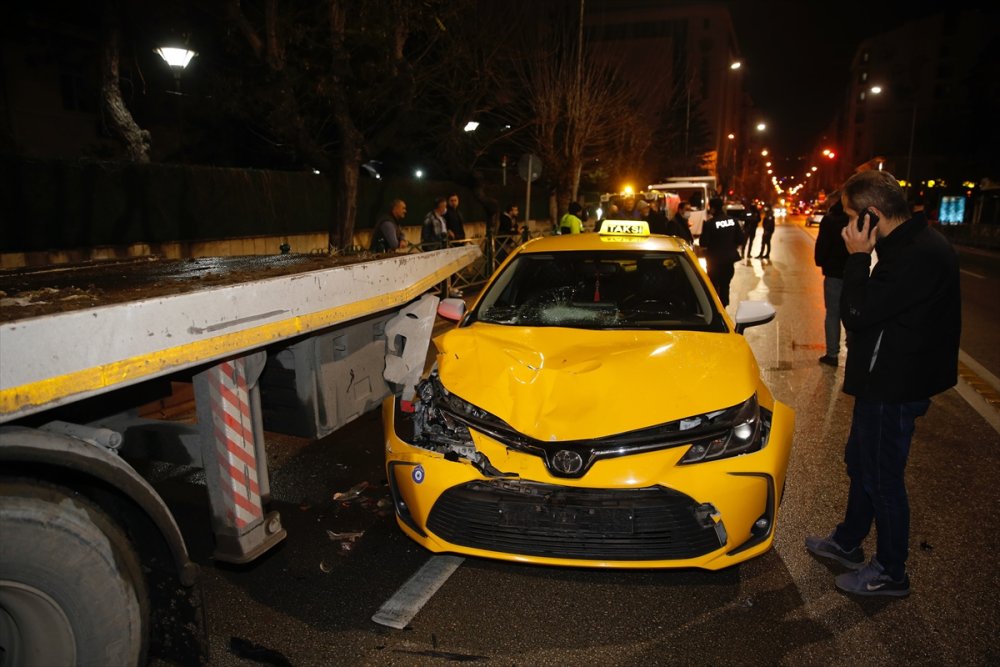 Eskişehir'de Otomobil, Temizlik İşçilerine Çarptı