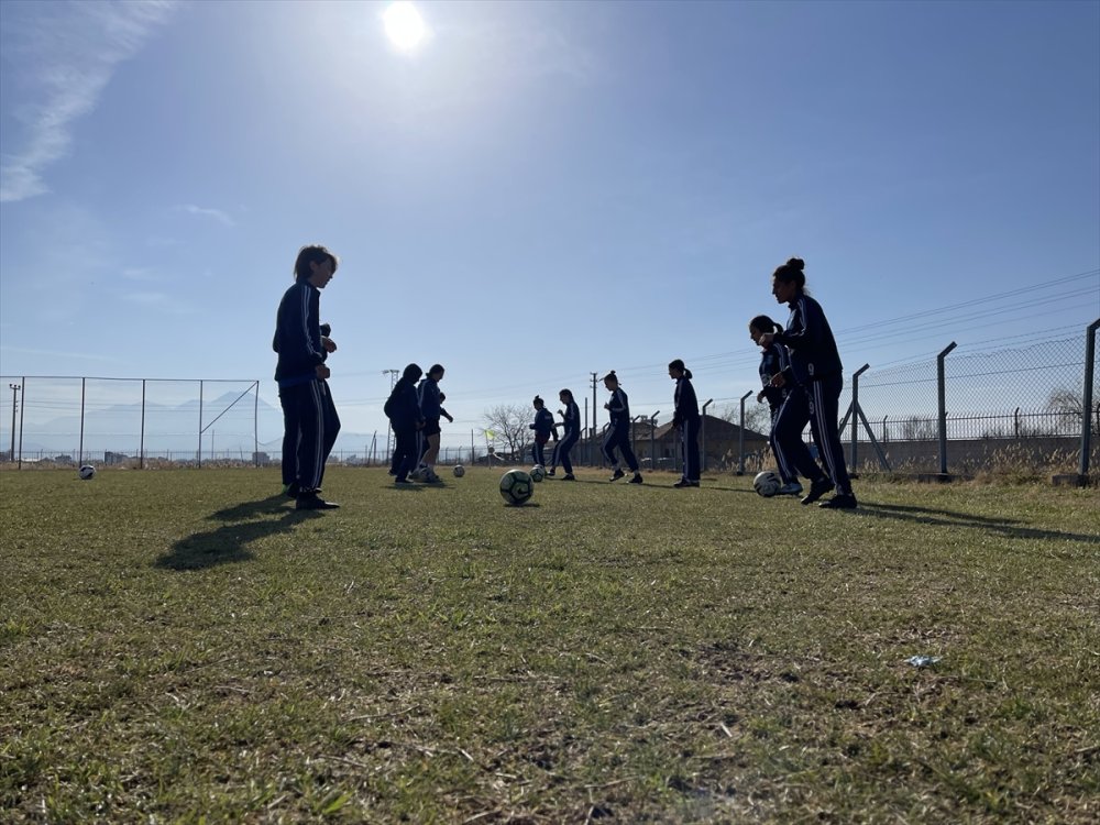 Aksaraylı Kadın Futbolcular 3. Ligde Şampiyonluğu Hedefliyor