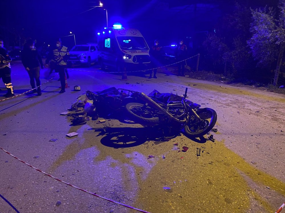 Antalya'da Motosikletler Çarpıştı, 2 Sürücü Öldü