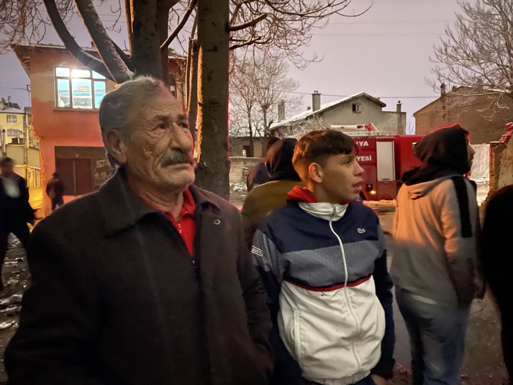 Konya'da Müstakil Evde Çıkan Yangın İtfaiye Ekiplerince Söndürüldü