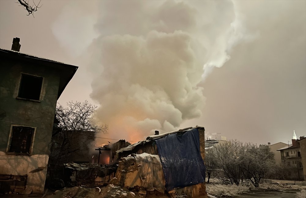 Konya'da Müstakil Evde Çıkan Yangın İtfaiye Ekiplerince Söndürüldü