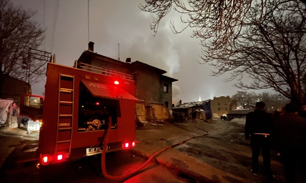 Konya'da Müstakil Evde Çıkan Yangın İtfaiye Ekiplerince Söndürüldü