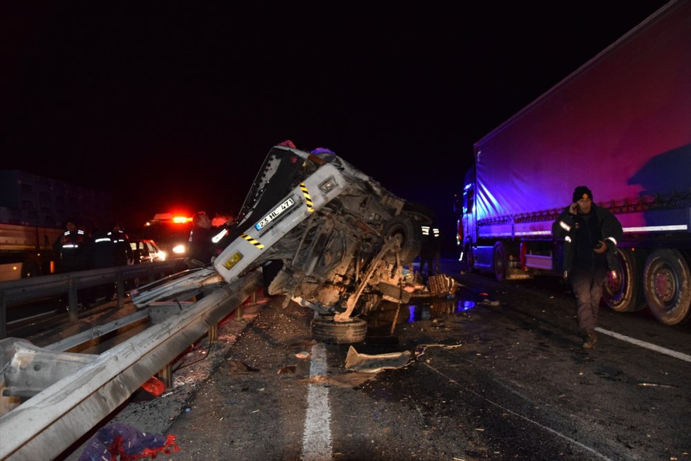 Konya'da Tır İle Kamyonetin Çarpıştığı Kazada Anne İle Kızı Öldü, 5 Kişi Yaralandı