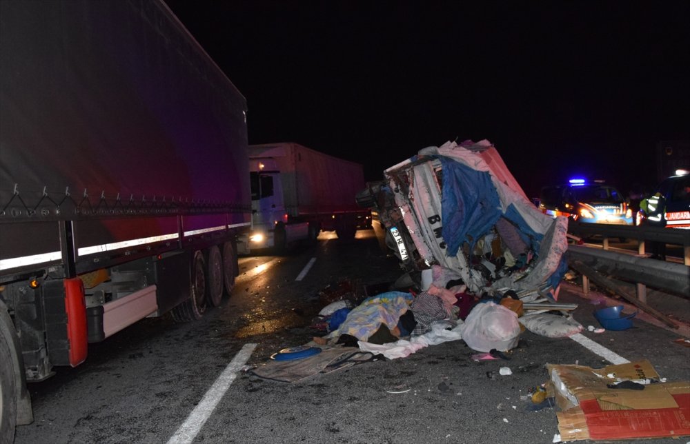 Konya'da Tır İle Kamyonetin Çarpıştığı Kazada Anne İle Kızı Öldü, 5 Kişi Yaralandı