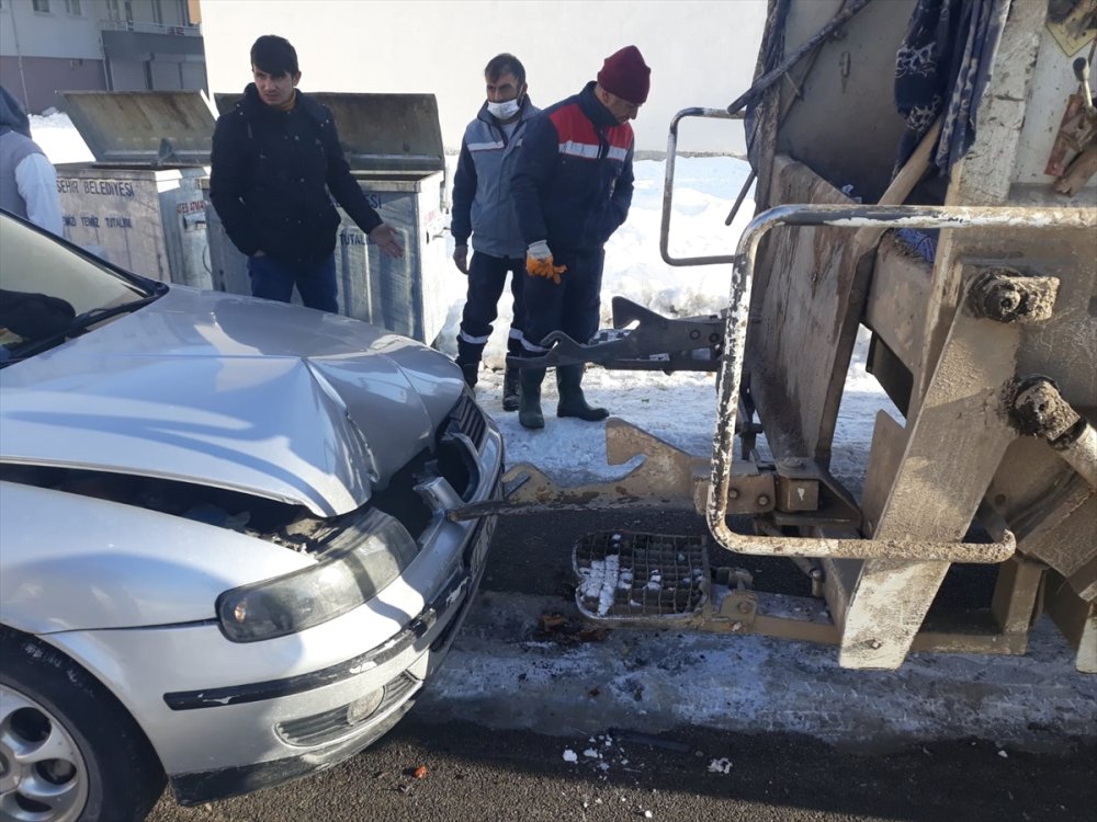 Otomobil Çöp Kamyonuna Çarptı Bir Kişi Yaralandı