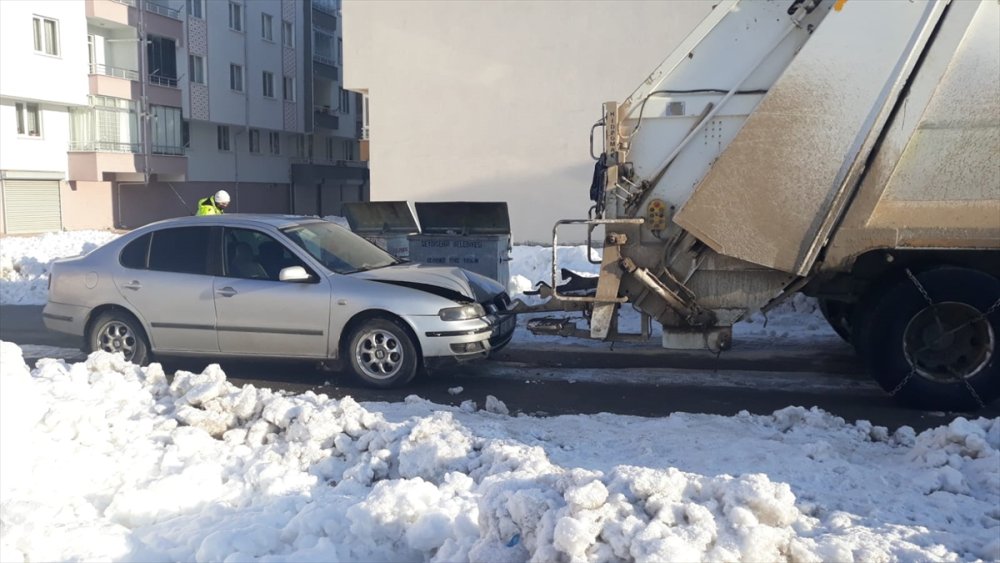 Otomobil Çöp Kamyonuna Çarptı Bir Kişi Yaralandı