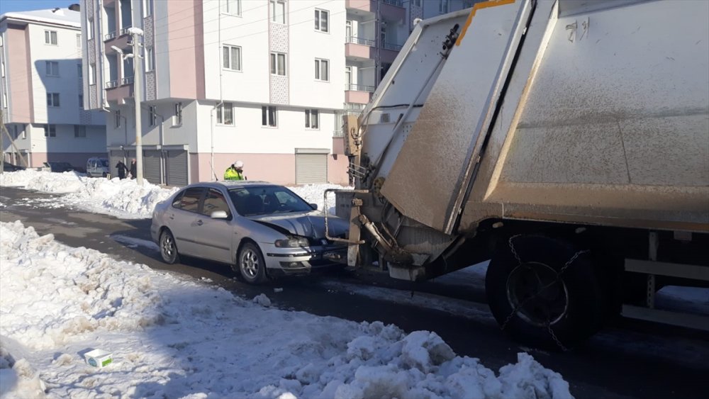 Otomobil Çöp Kamyonuna Çarptı Bir Kişi Yaralandı