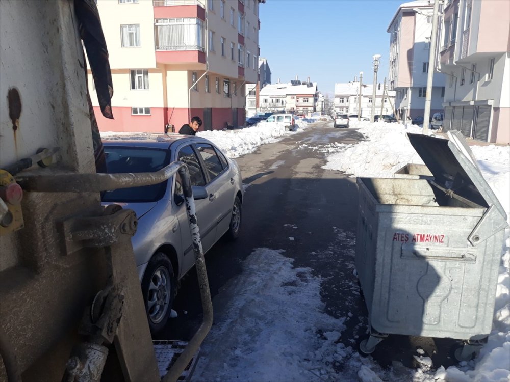 Otomobil Çöp Kamyonuna Çarptı Bir Kişi Yaralandı