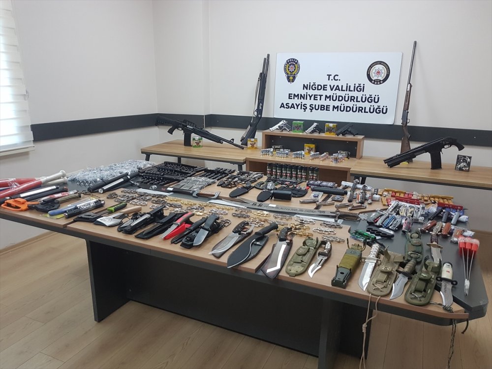Niğde'de Düzenlenen Operasyonda Çok Sayıda Silah Ve Kesici Alet Ele Geçirildi