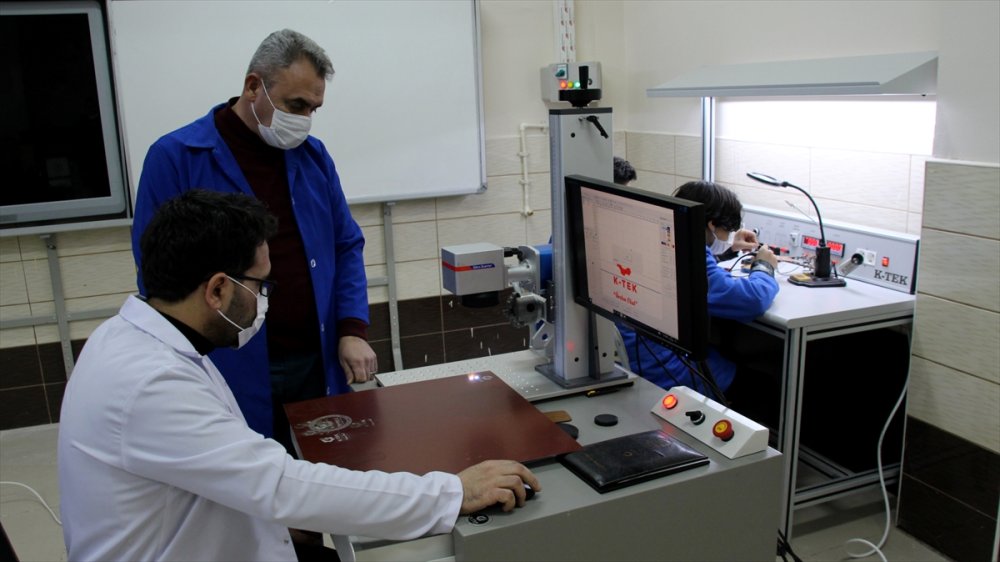 Konya'daki Meslek Liseliler Lazer Markalama Makinesi Üretti