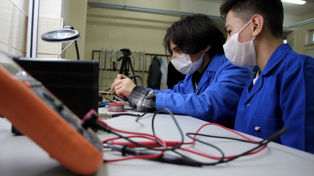 Konya'daki Meslek Liseliler Lazer Markalama Makinesi Üretti