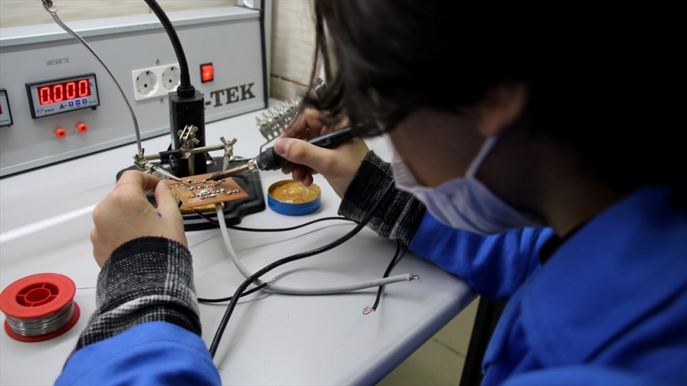 Konya'daki Meslek Liseliler Lazer Markalama Makinesi Üretti