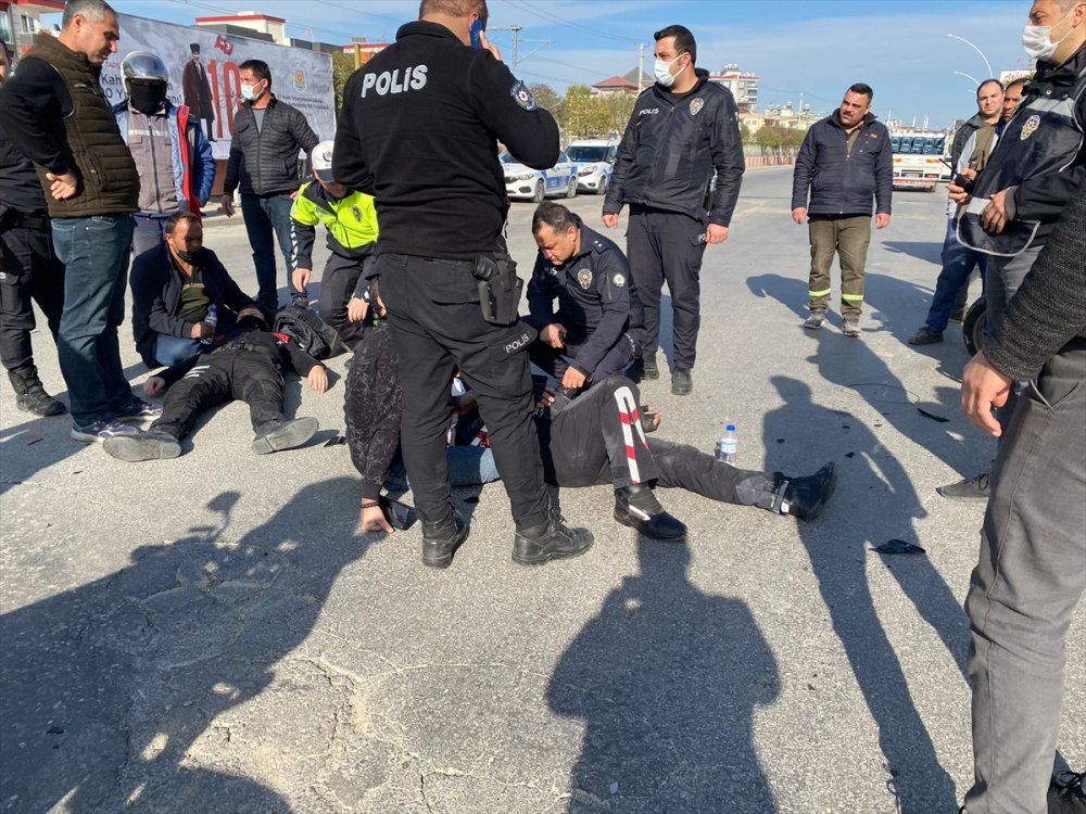 Mersin'de Otomobil İle Çarpışan Motosikletteki 2 Polis Yaralandı