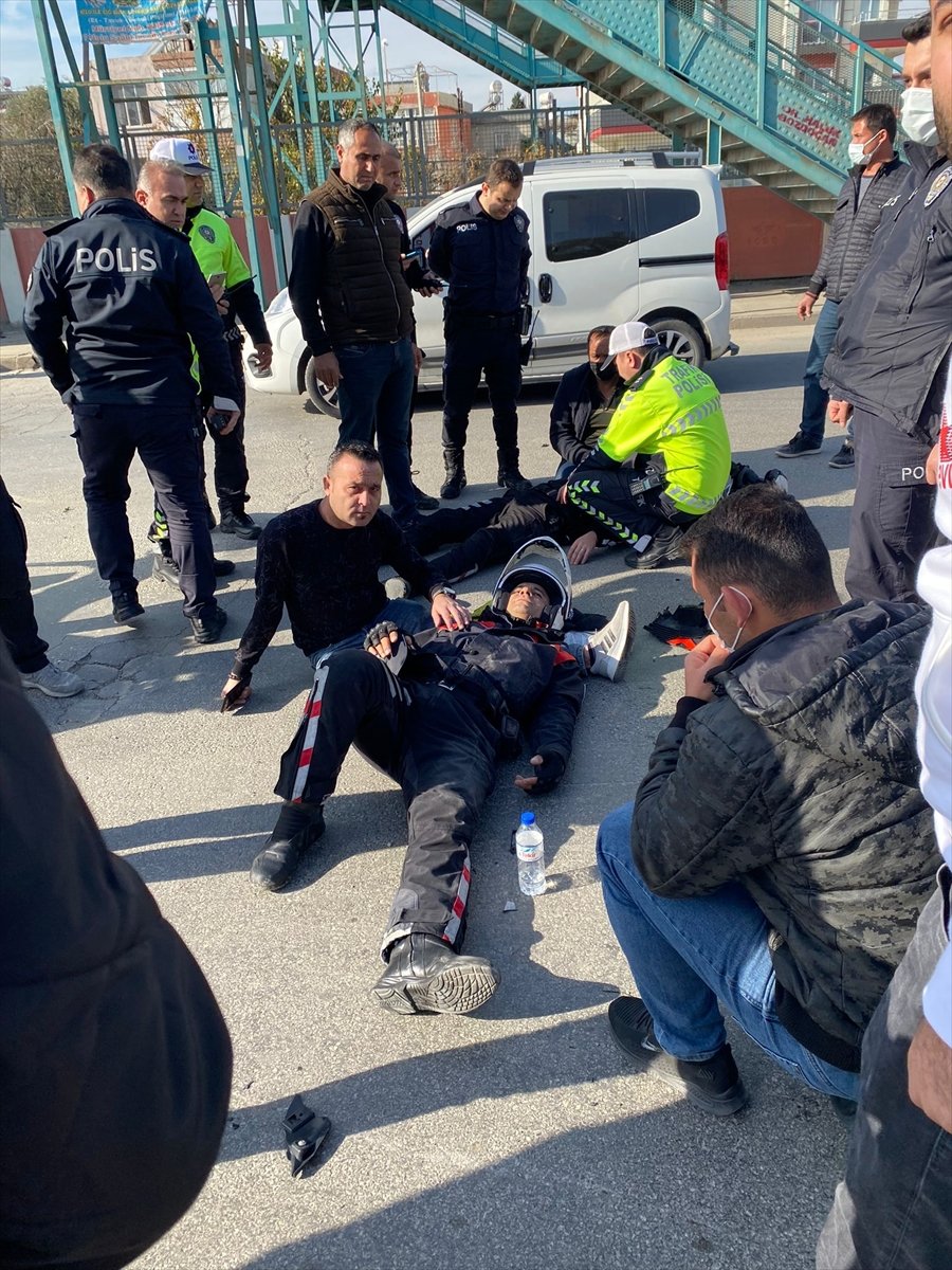 Mersin'de Otomobil İle Çarpışan Motosikletteki 2 Polis Yaralandı