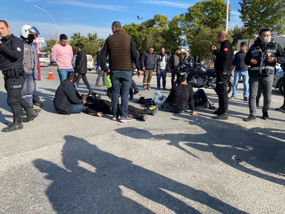 Mersin'de Otomobil İle Çarpışan Motosikletteki 2 Polis Yaralandı