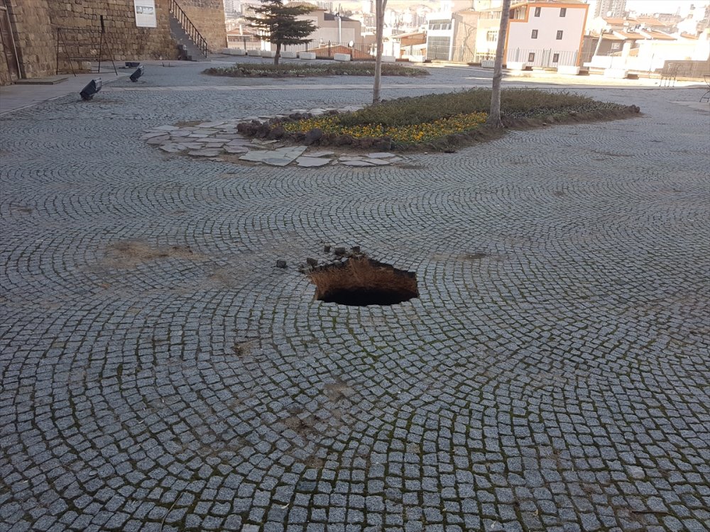 Niğde Kalesi'nde Oluşan Göçük, 200 Metrelik Kaçak Tüneli Ortaya Çıkardı