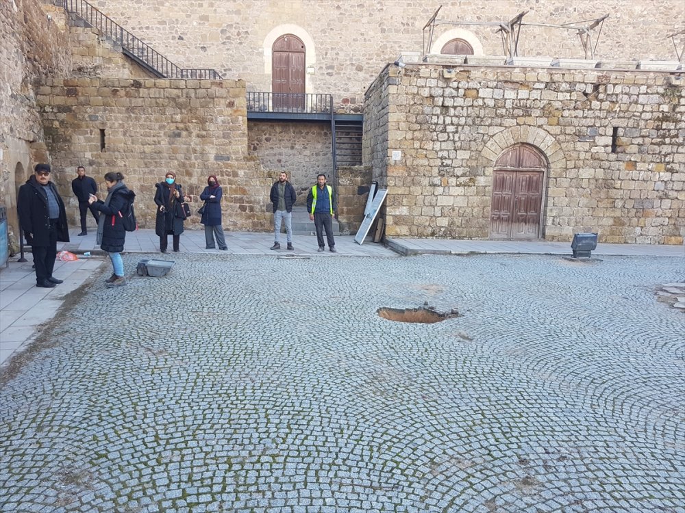 Niğde Kalesi'nde Oluşan Göçük, 200 Metrelik Kaçak Tüneli Ortaya Çıkardı