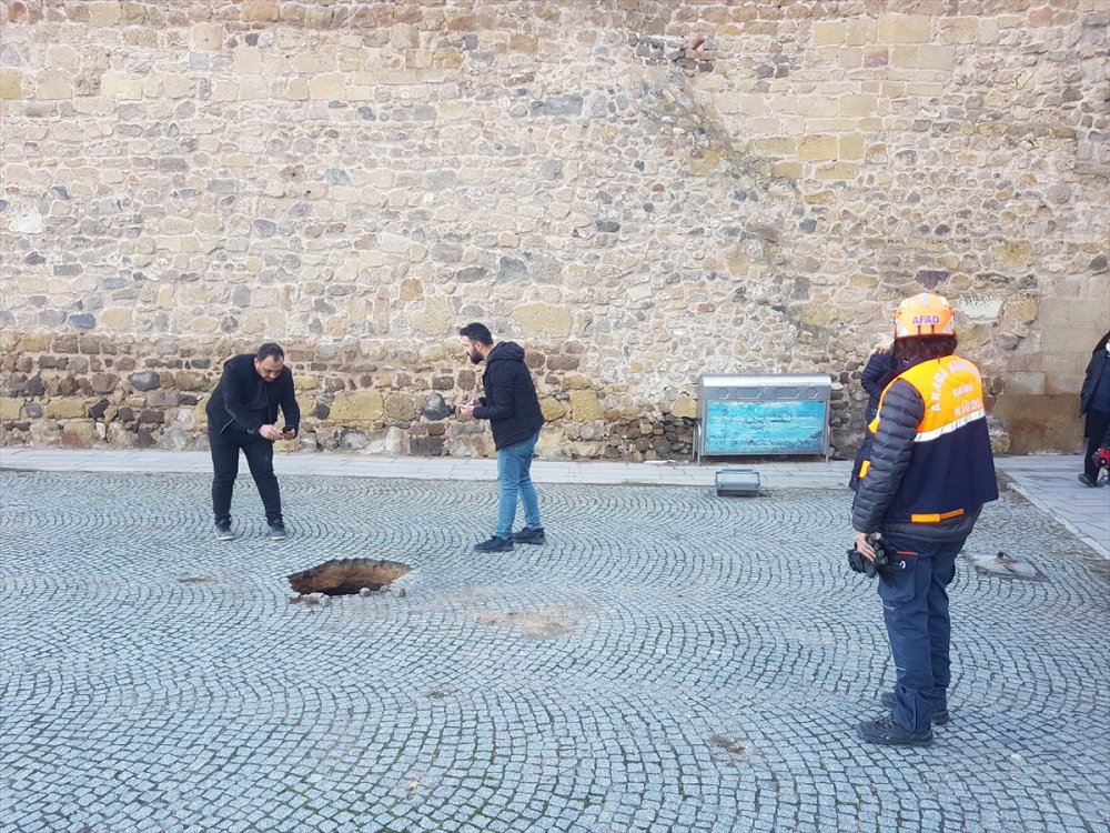 Niğde Kalesi'nde Oluşan Göçük, 200 Metrelik Kaçak Tüneli Ortaya Çıkardı