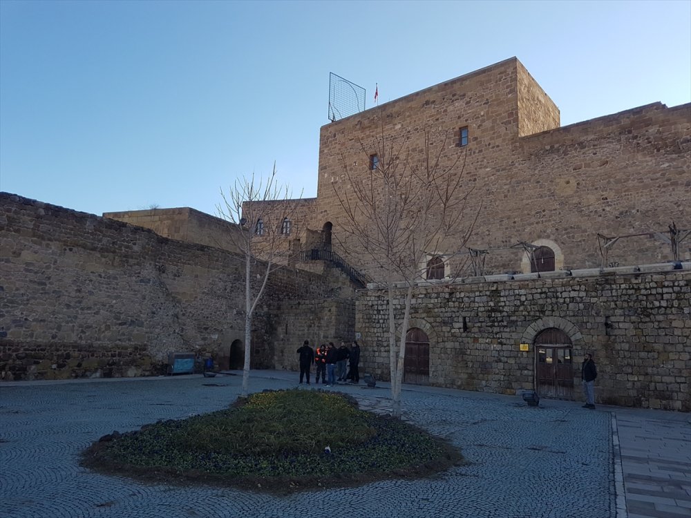 Niğde Kalesi'nde Oluşan Göçük, 200 Metrelik Kaçak Tüneli Ortaya Çıkardı