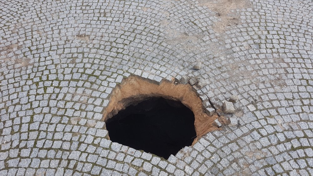 Niğde Kalesi'nde Oluşan Göçük, 200 Metrelik Kaçak Tüneli Ortaya Çıkardı