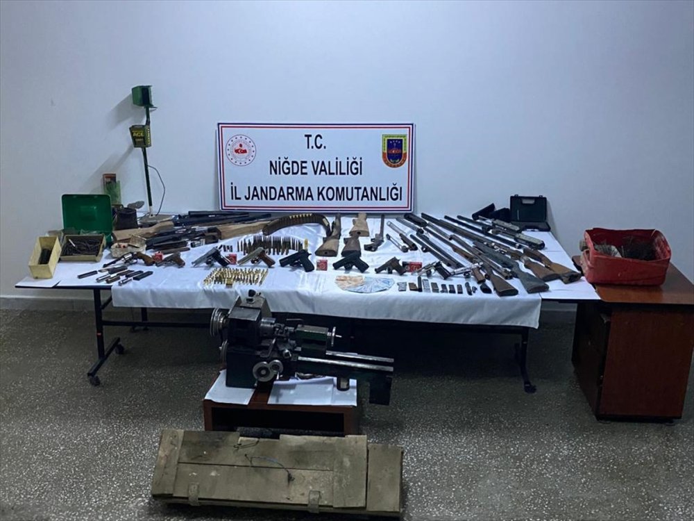 Niğde'de Bir Evde 9 Tabanca 7 Av Tüfeği Ele Geçirildi