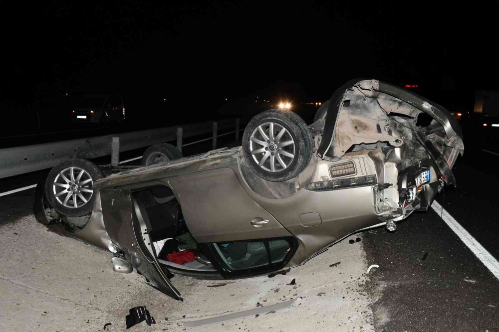 Aksaray’da Otomobil Refüje Devrildi