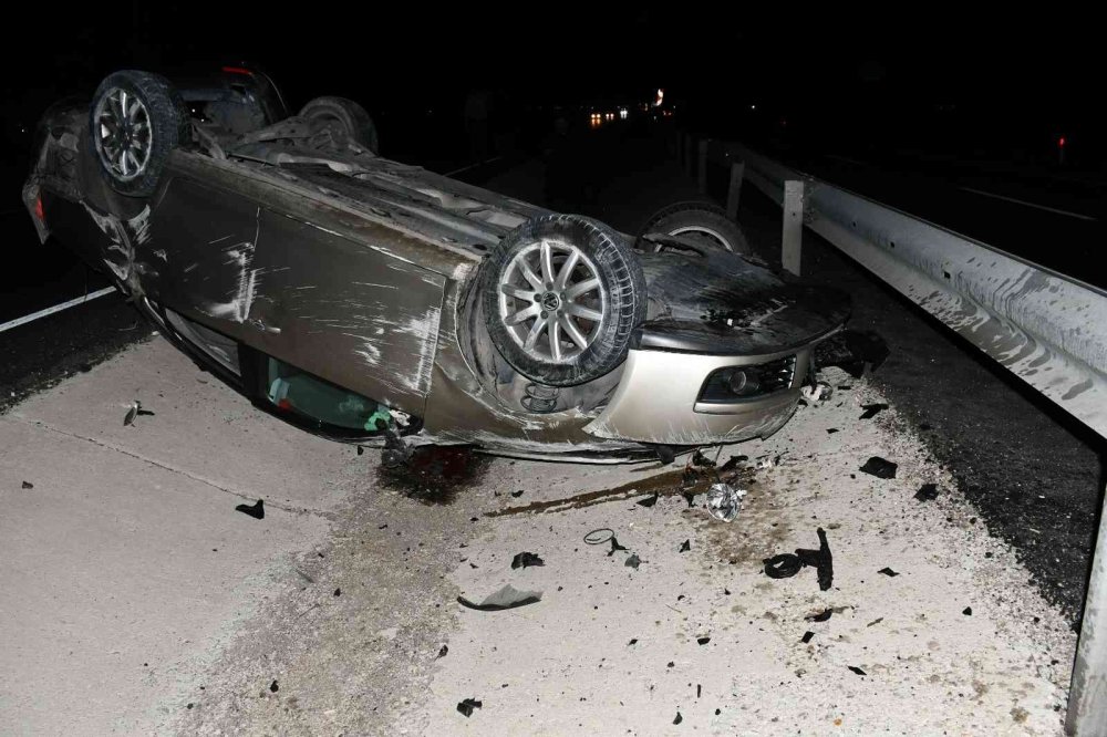 Aksaray’da Otomobil Refüje Devrildi