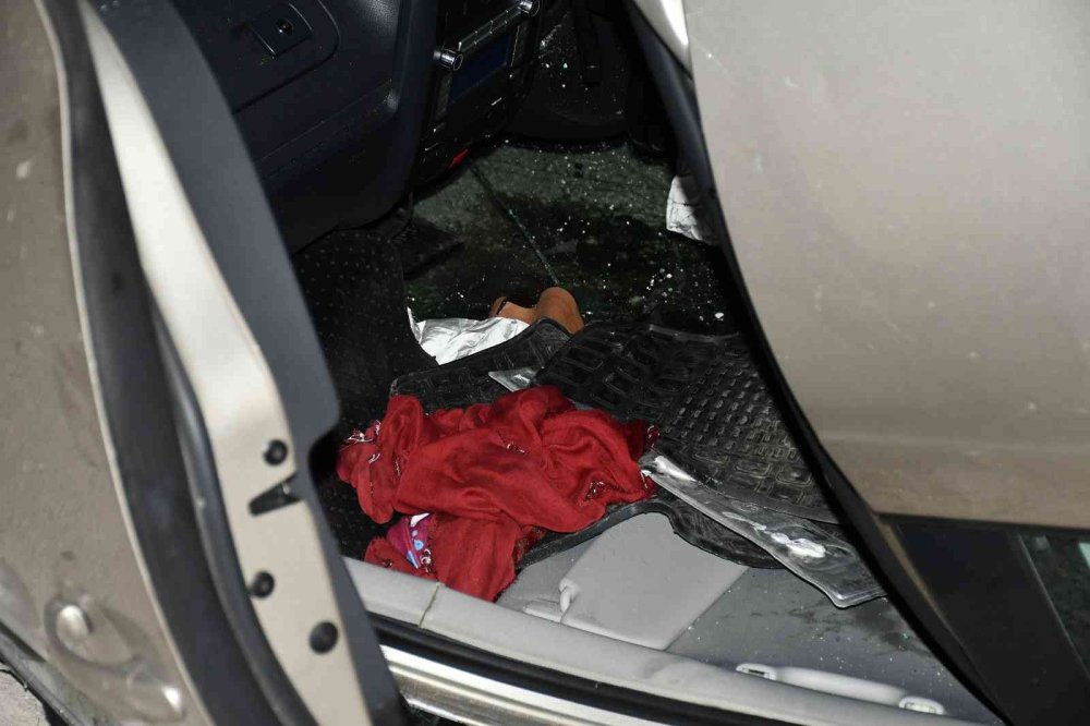 Aksaray’da Otomobil Refüje Devrildi