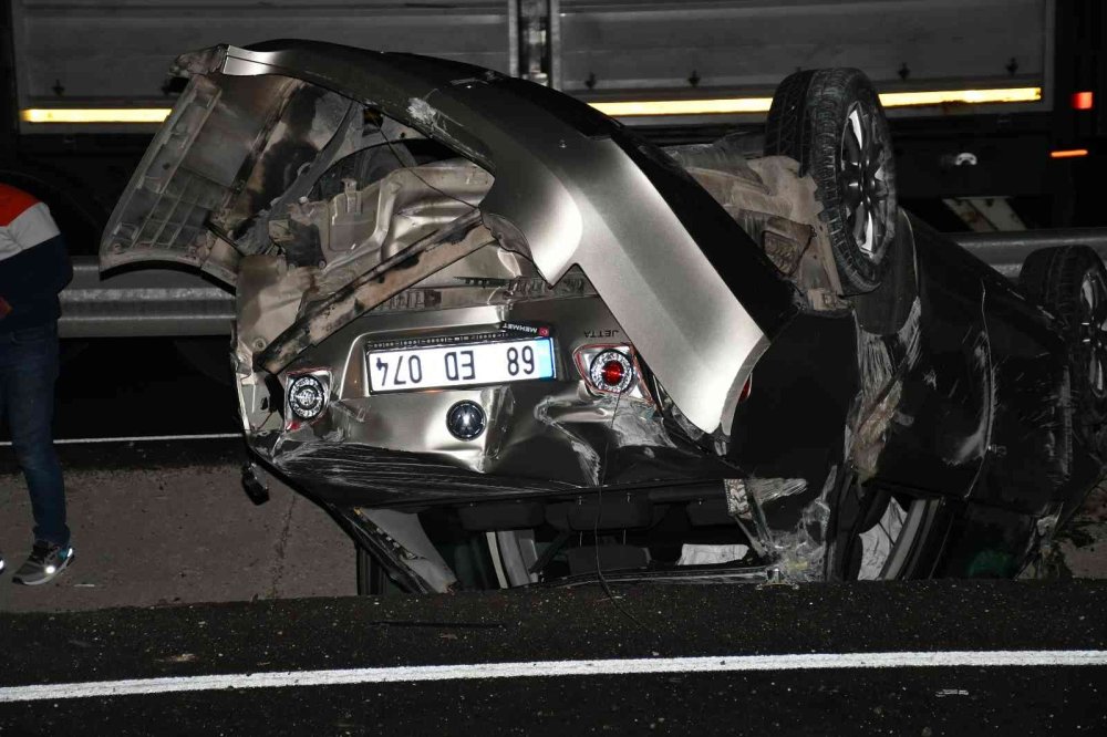 Aksaray’da Otomobil Refüje Devrildi