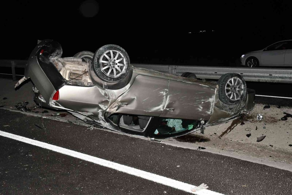 Aksaray’da Otomobil Refüje Devrildi