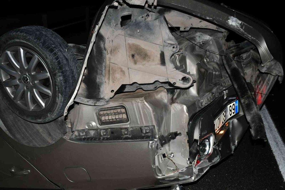 Aksaray’da Otomobil Refüje Devrildi