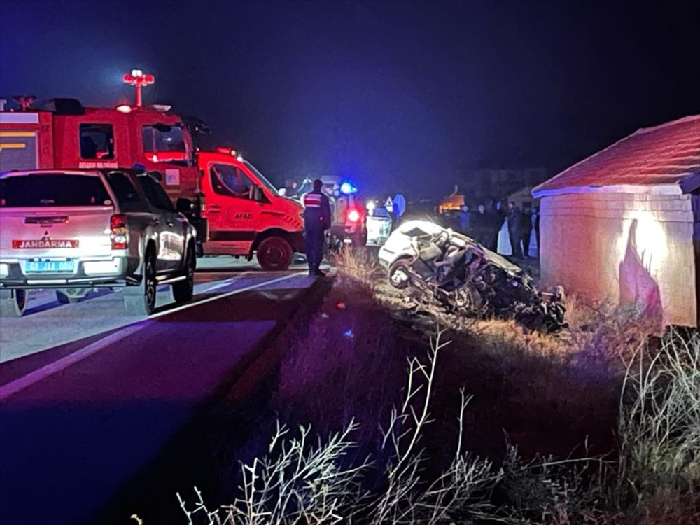 Aksaray'da 2 Otomobilin Çarpıştığı Kazada 6 Kişi Öldü