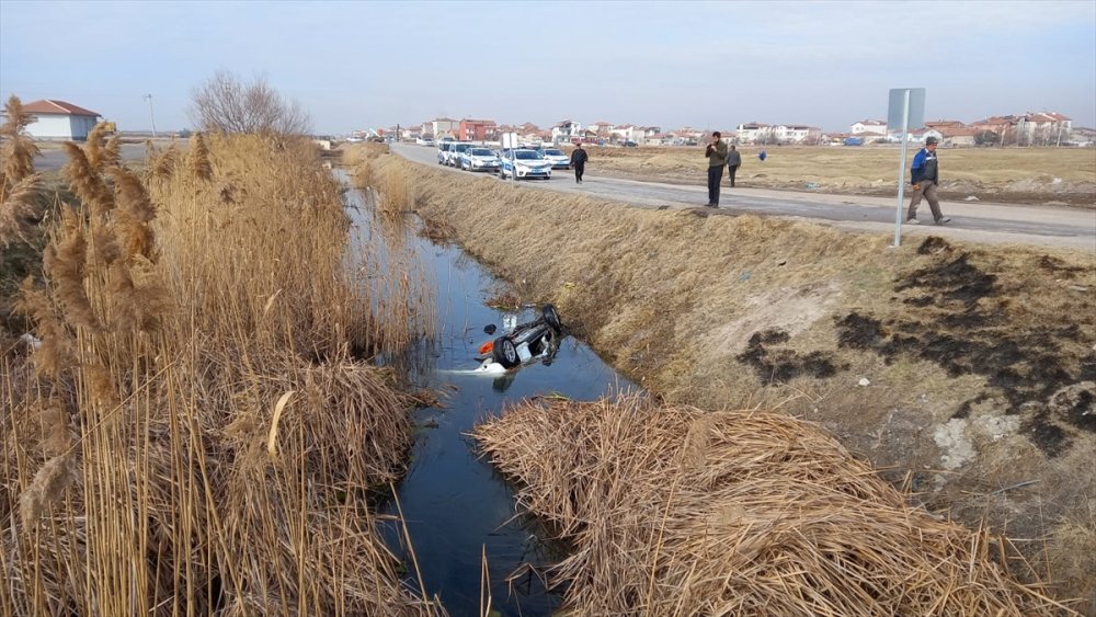 Aksaray'da Sulama Kanalına Devrilen Otomobilin Sürücüsü Öldü