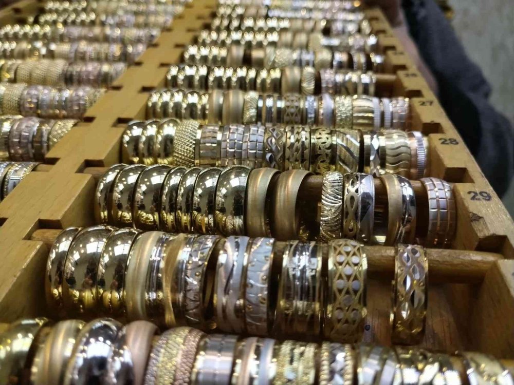 Konya'da Kuyumcuya Müşteri Gibi Gelen Hırsızlar Yakalandı