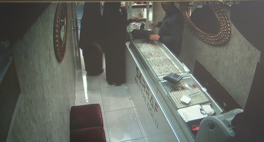 Konya'da Kuyumcuya Müşteri Gibi Gelen Hırsızlar Yakalandı