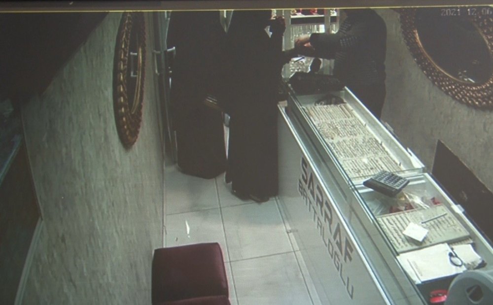Konya'da Kuyumcuya Müşteri Gibi Gelen Hırsızlar Yakalandı
