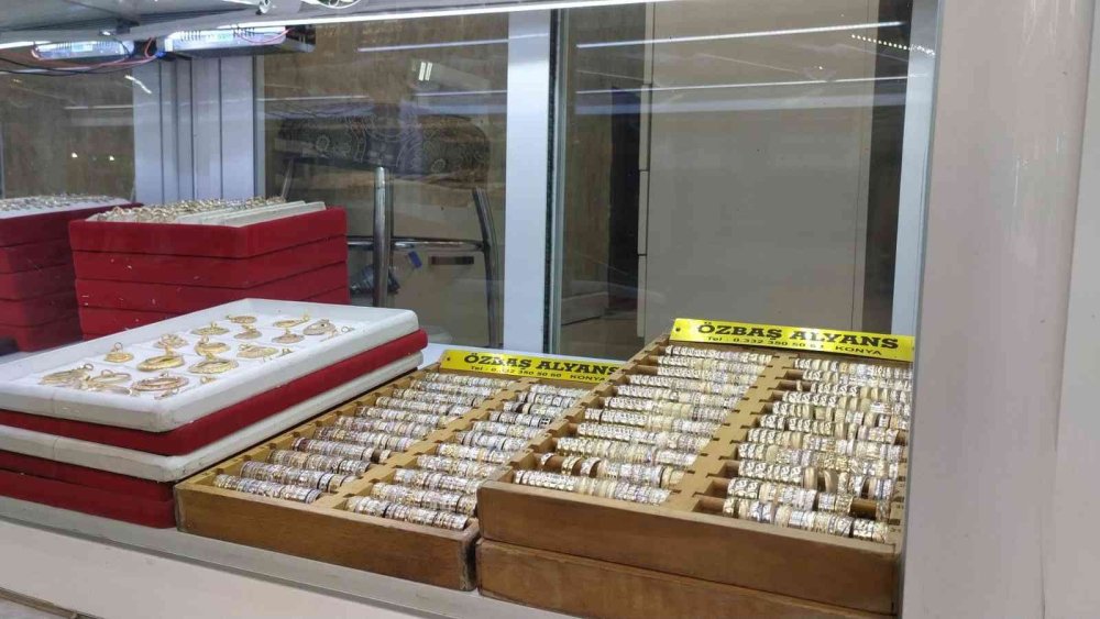 Konya'da Kuyumcuya Müşteri Gibi Gelen Hırsızlar Yakalandı