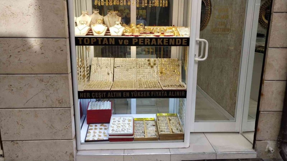 Konya'da Kuyumcuya Müşteri Gibi Gelen Hırsızlar Yakalandı