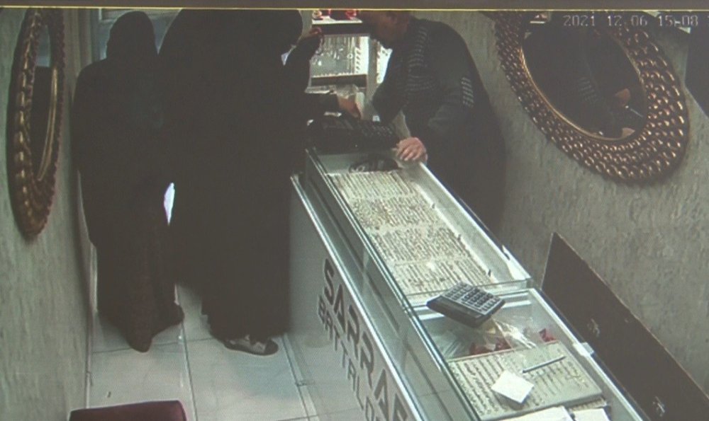 Konya'da Kuyumcuya Müşteri Gibi Gelen Hırsızlar Yakalandı