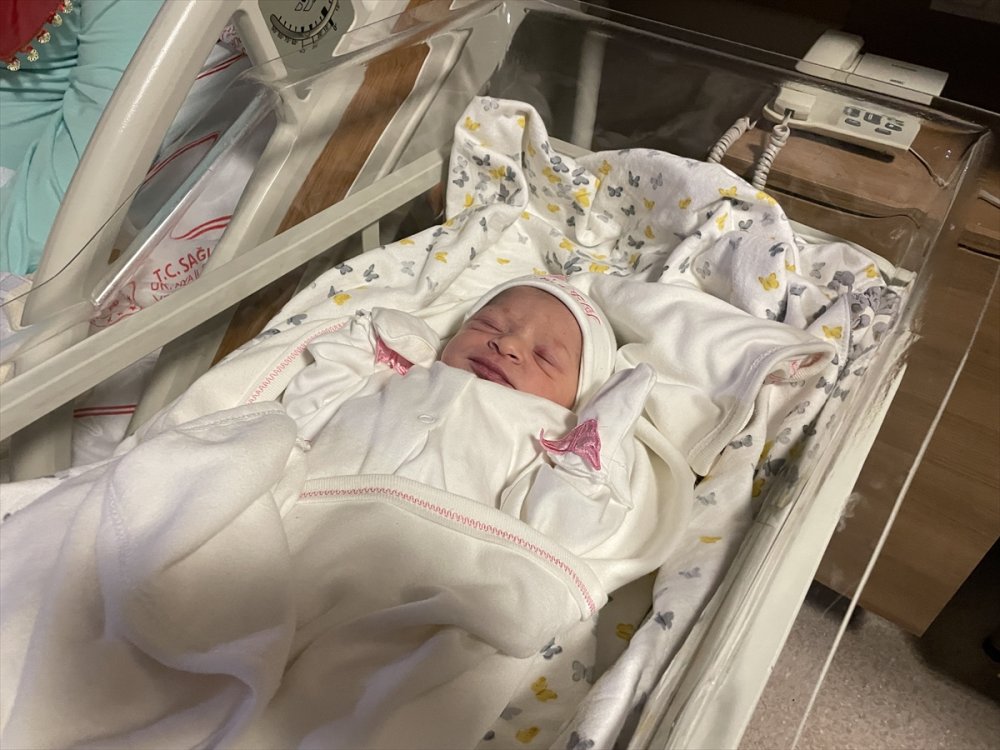 Konya'da Yılın İlk Bebeği 8 Yıldır Çocuk Bekleyen Anneye Çifte Mutluluk Yaşattı