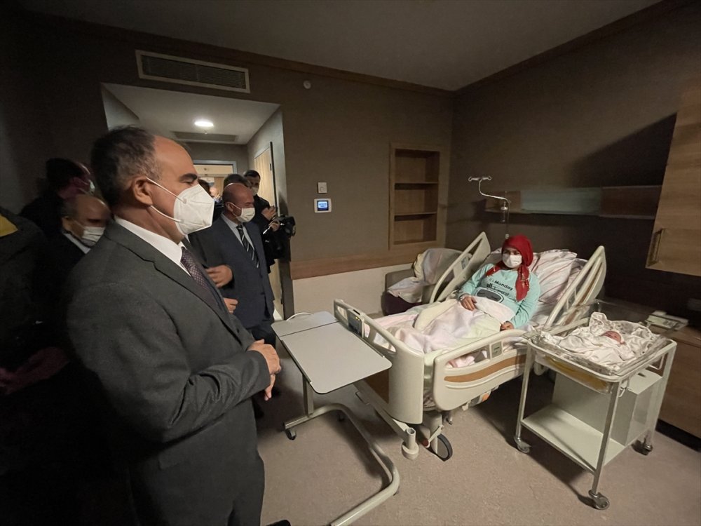 Konya'da Yılın İlk Bebeği 8 Yıldır Çocuk Bekleyen Anneye Çifte Mutluluk Yaşattı