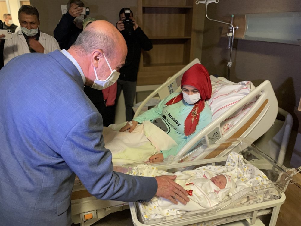 Konya'da Yılın İlk Bebeği 8 Yıldır Çocuk Bekleyen Anneye Çifte Mutluluk Yaşattı