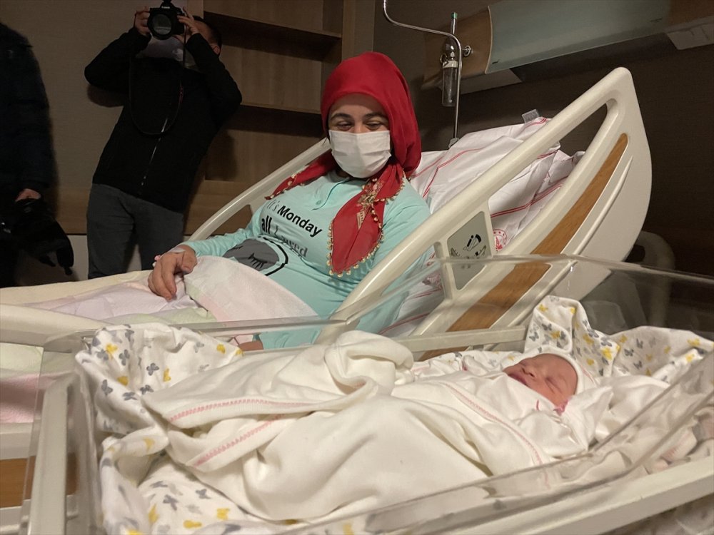 Konya'da Yılın İlk Bebeği 8 Yıldır Çocuk Bekleyen Anneye Çifte Mutluluk Yaşattı
