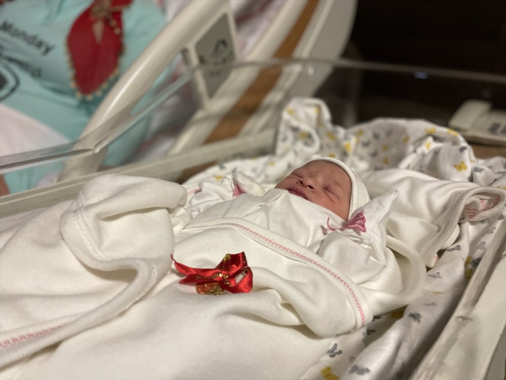 Konya'da Yılın İlk Bebeği 8 Yıldır Çocuk Bekleyen Anneye Çifte Mutluluk Yaşattı