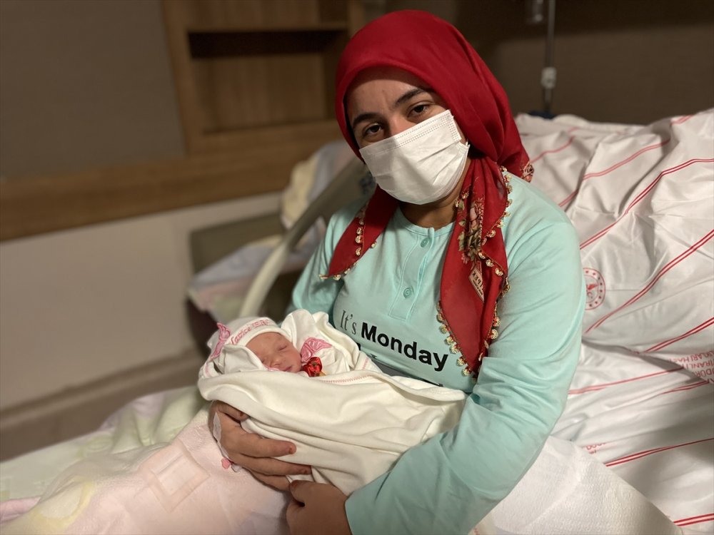 Konya'da Yılın İlk Bebeği 8 Yıldır Çocuk Bekleyen Anneye Çifte Mutluluk Yaşattı