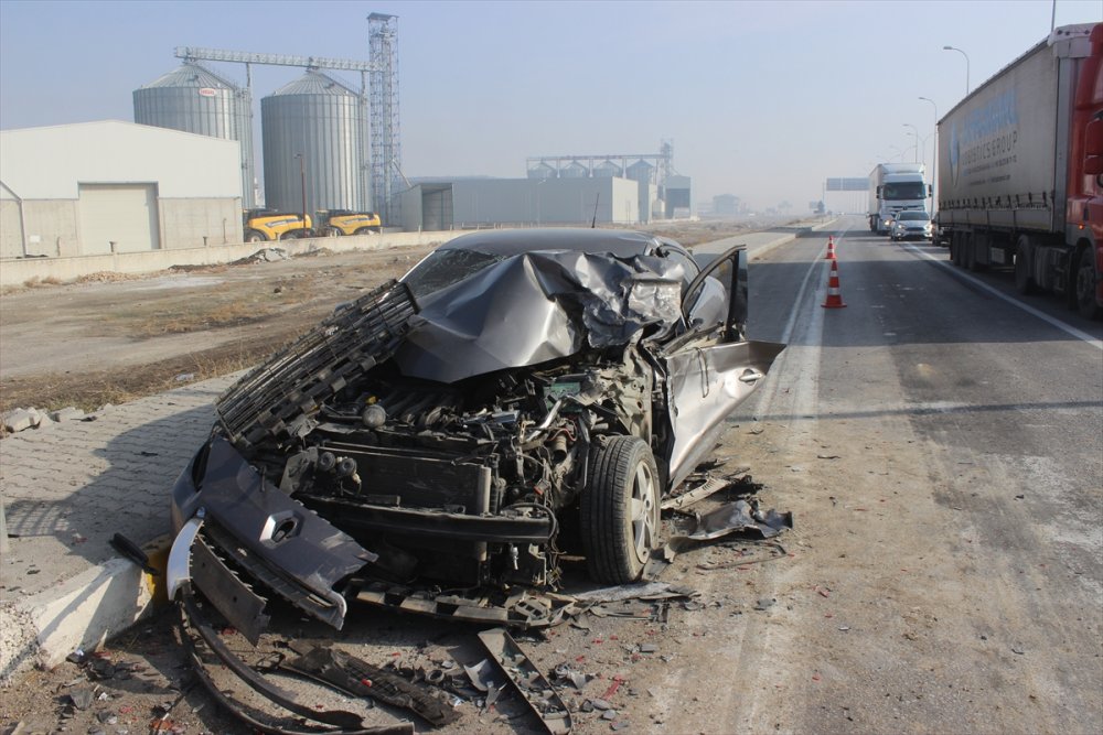 Karapınar'da 3 Aracın Karıştığı Kazada 2 Kişi Yaralandı